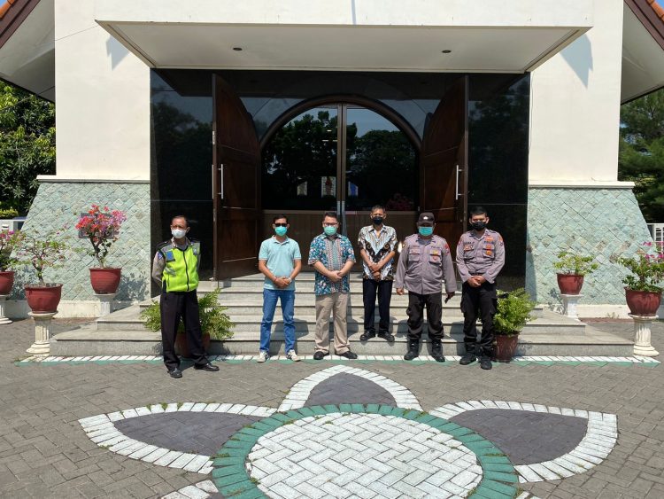 MENJAGA SITUASI AMAN DAN KONDUSIF , POLSEK KREMBANGAN PATROLI KE GEREJA