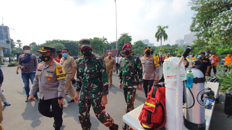 ANTISIPASI BENCANA ALAM, KAPOLRES TANJUNG PERAK MENGHADIRI APEL GELAR PASUKAN DI BALAI KOTA SURABAYA