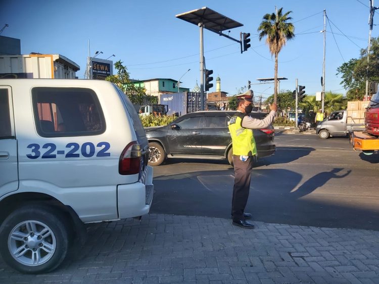 Polsek Krembangan Lakukan Pengaturan Lalu Lintas Sore di Pertigaan Mbah Ratu, Waspada Adanya Kemacetan