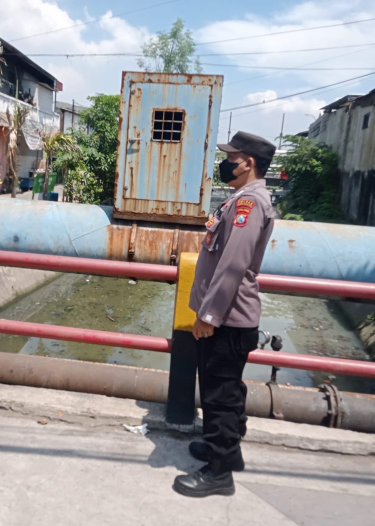 Polsek Krembangan Laksanakan Pemantauan Debit Air Solotigo, Antisipasi Terjadinya Banjir