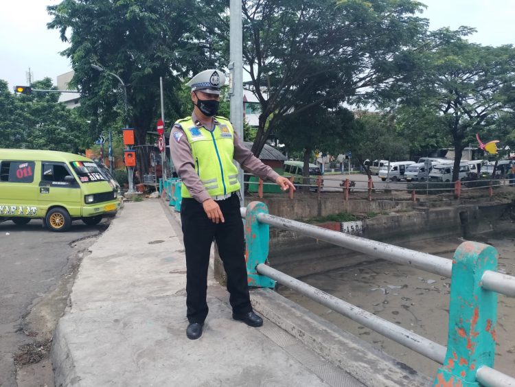 Polsek Pabean Cantikan Cek Kondisi Sungai Kalimas, Waspada Adanya Potensi Banjir