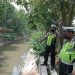 Polsek Semampir Cek Ketinggian Air Sungai Pegirian, Terpantau Masih Dalam Batas Normal