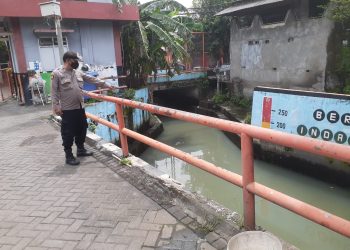 Pengecekan Ketinggian Debit Air Dilaksanakan Polsek Krembangan, Waspada Adanya Potensi Banjir