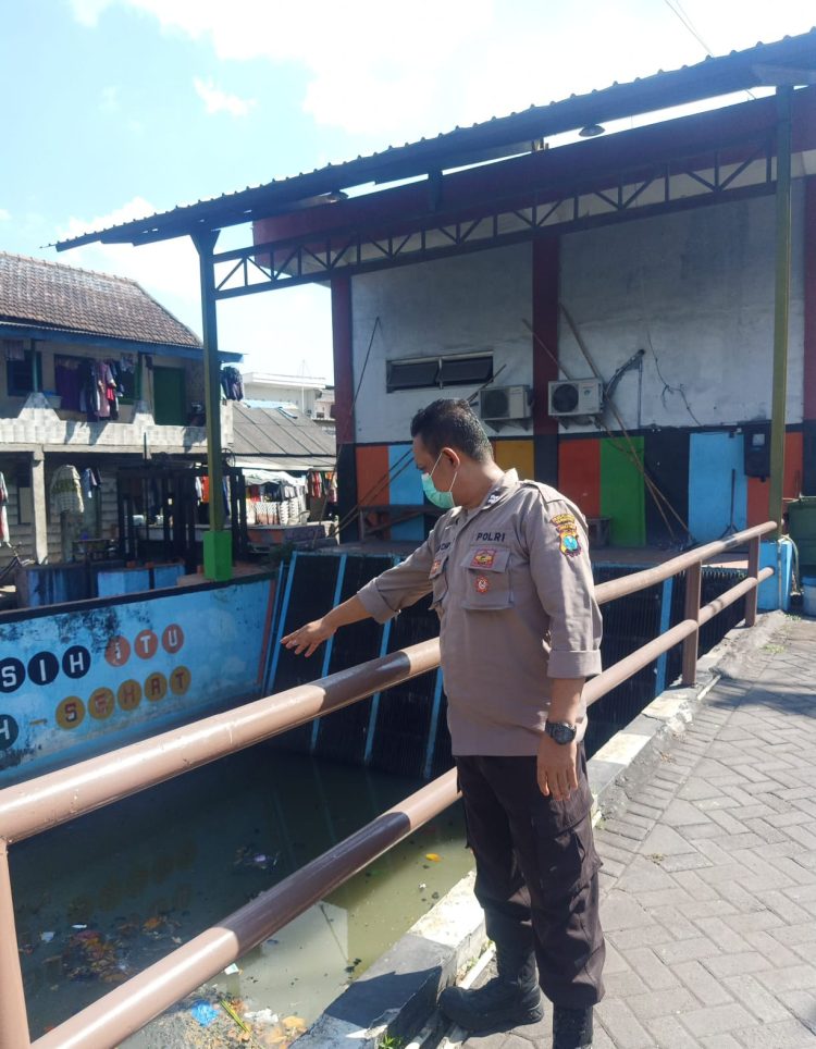 Polsek Krembangan Laksanakan Pemantauan Debit Air Dalam Rangka Antisipasi Potensi Banjir