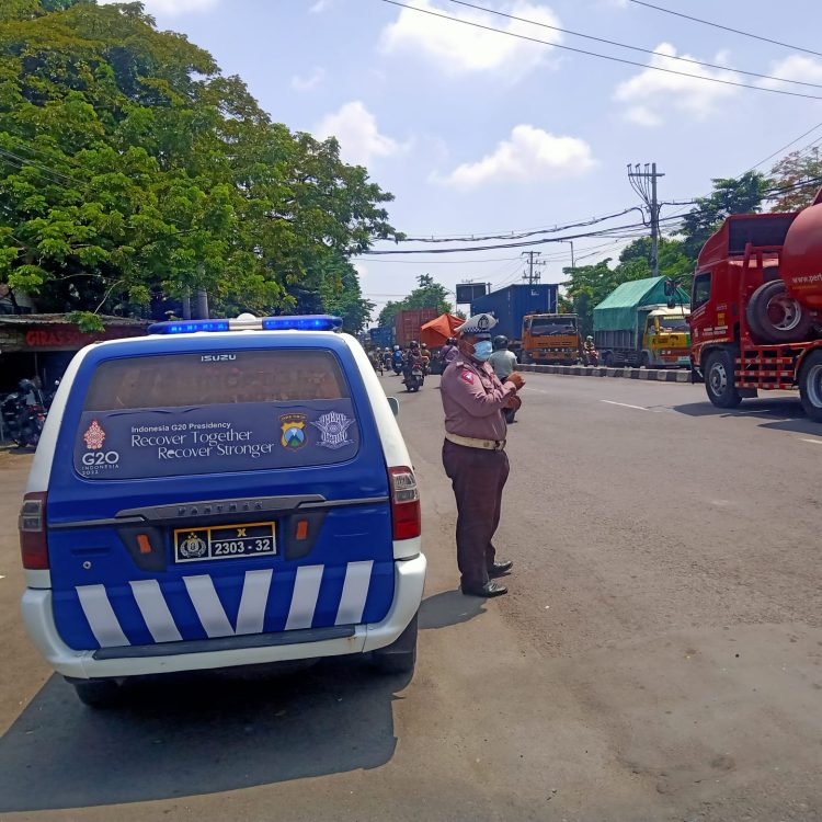 Polsek Krembangan Memantau Arus Lalu Lintas di Jalan Gresik
