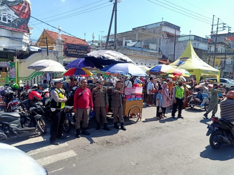 Polsek Semampir Laksanakan Giat Patroli Harkamtibmas di Depan Pintu Masuk Religi Ampel, Situasi Terpantau Aman Terkendali