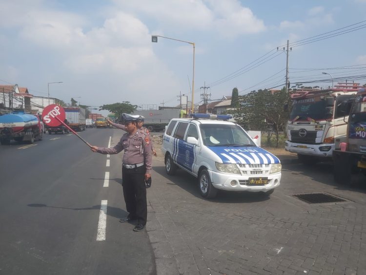 Polek Krembangan Antisipasi Kemacetan di Depan SPBU Melalui Patroli Lalu Lintas