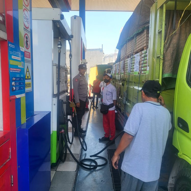 Polsek Asemrowo Melaksankaan Pemantauan SPBU Waspada Adanya Tindak Kerawanan