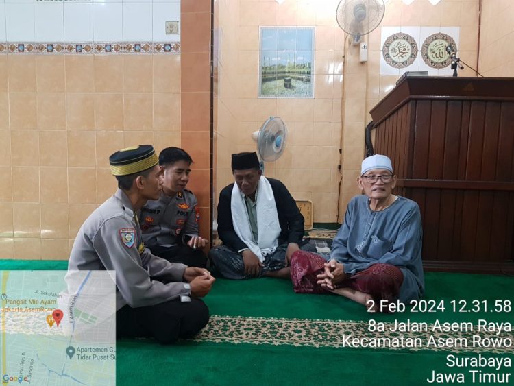 Kanit Binmas dan Bhabinkamtibmas Asemrowo Tingkatkan Silaturahmi Lewat Sholat Jumat di Masjid Al Hidayah