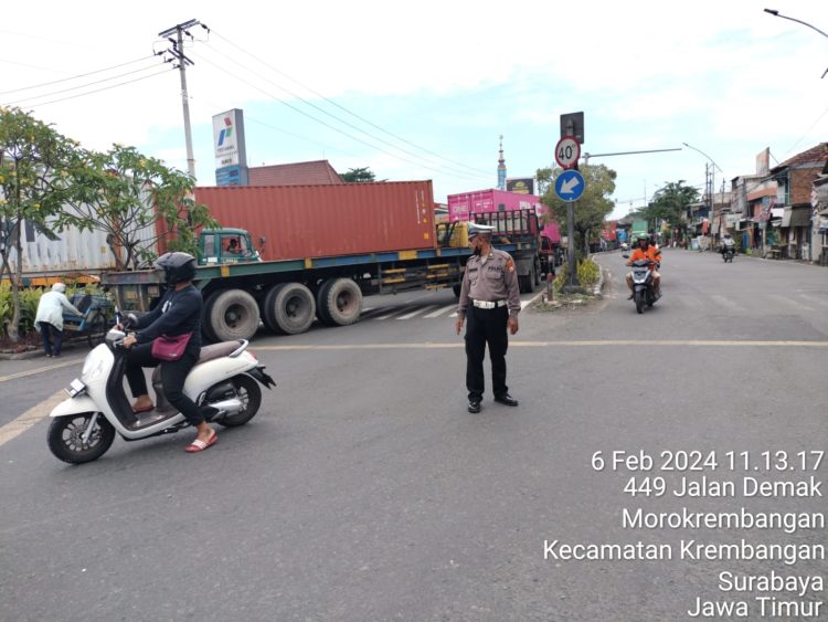Polsek Krembangan Atur Arus Lalu Lintas di Jalan Gresik, Arus Ramai Lancar Tanpa Kemacetan
