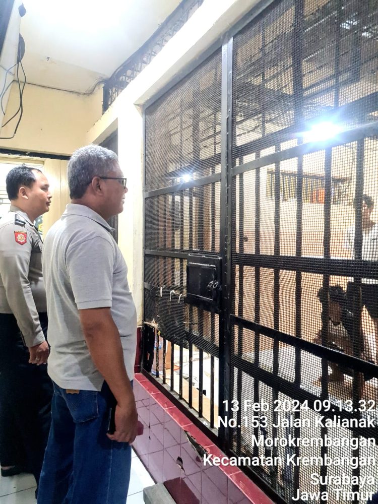 Polsek Krembangan Laksanakan Patroli Pengecekan Ruang Tahanan Antisipasi Adanya Barang Terlarang