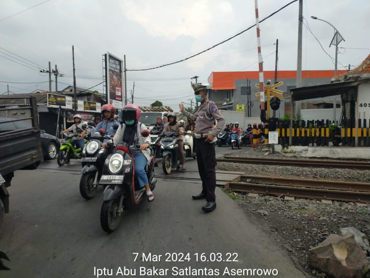 Polsek Asemrowo Aktifkan Giat Pos Akhir di Perlintasan KA Jalan Dupak Rukun, Arus Lalin Ramai Lancar