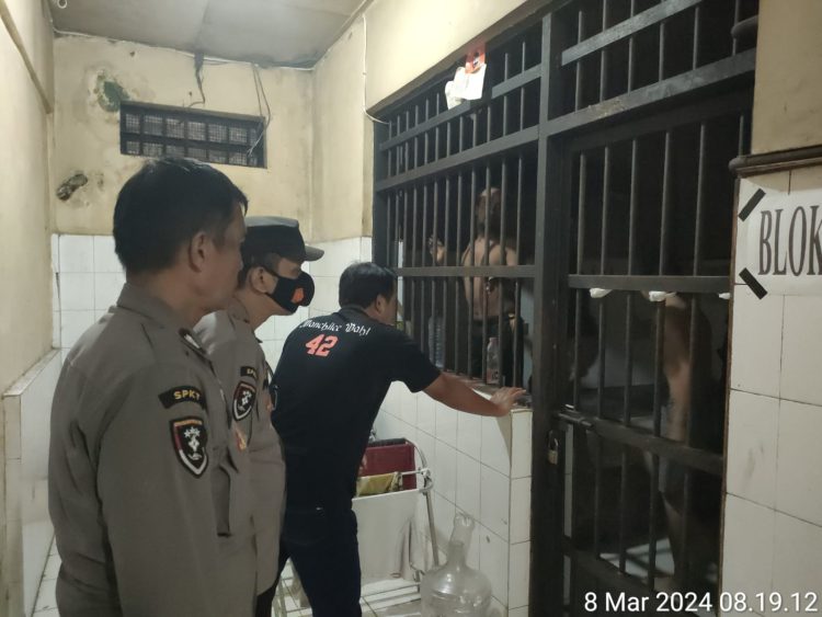 Polsek Kenjeran Melaksanakan Pengecekan Ruang Tahanan Antisipasi Adanya Tahanan Sakit