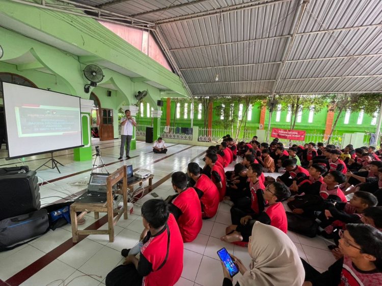 Satresnarkoba Polres Tanjung Perak Berikan Edukasi Bahaya Narkoba di SMP Negeri 18 Surabaya Untuk Tekan Lahgun Narkoba dan Okerbaya