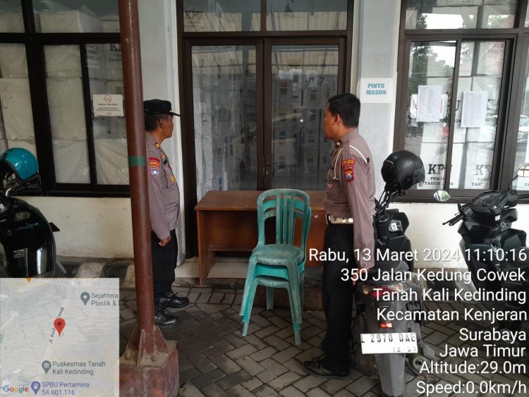 Polsek Kenjeran Pastikan Keamanan Kotak Suara di PPK Bulak Jalan Kyai Tambak Deres