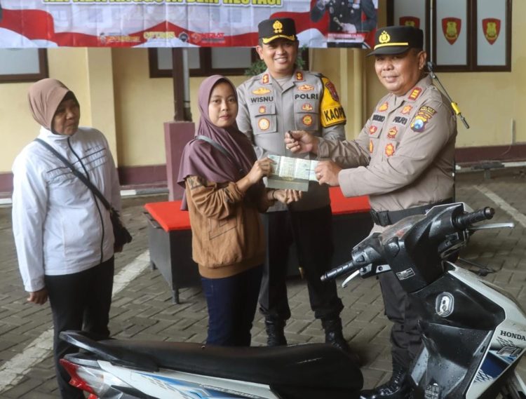 Berhasil Ungkap Curanmor, Polres Probolinggo Kembalikan Motor yang Hilang ke Pemilik