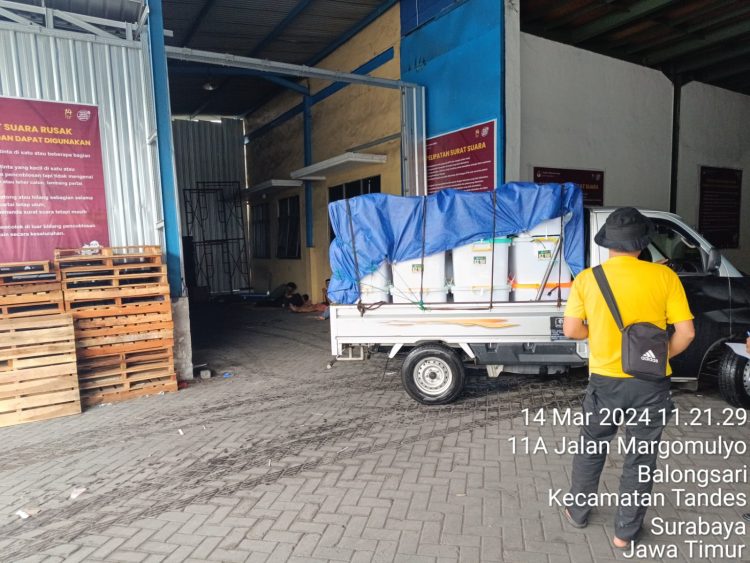 Polsek Krembangan Laksanakan Pengawalan Kontainer Kotak Surat Suara ke Gudang KPU Margomulyo