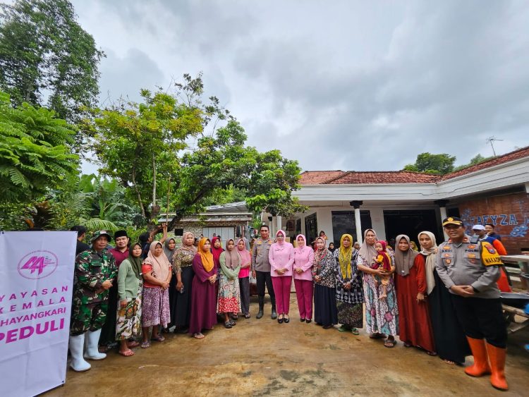 Polres Bangkalan dan Bhayangkari Salurkan Bansos untuk Warga Terdampak Banjir di Arosbaya