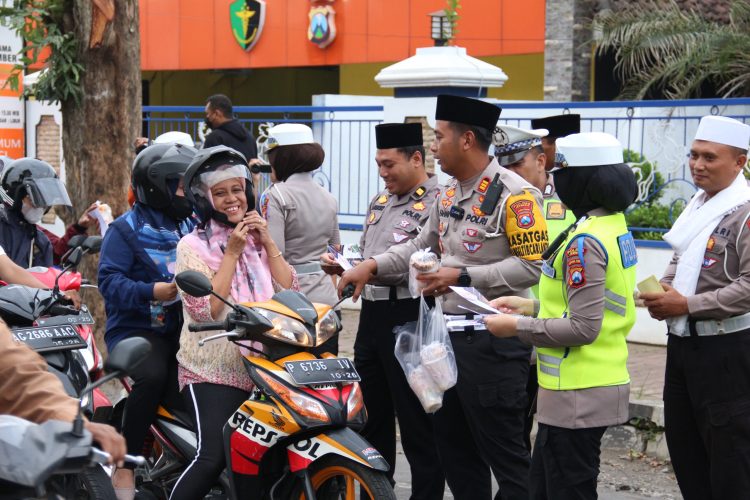Ops Keselamatan Semeru 2024 di Bulan Ramadhan Polres Jember Berbagi Takjil Sambil Ajak Warga Tertib Lalin