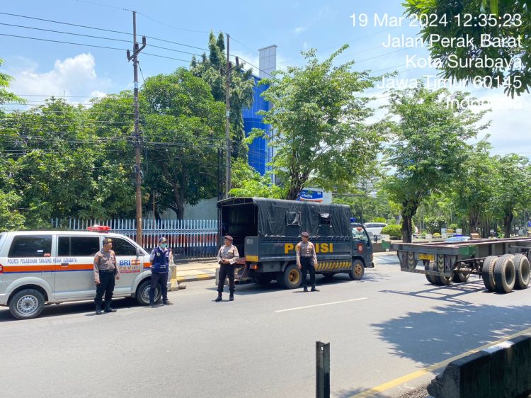 Satuan Samapta Polres Pelabuhan Tanjung Perak Jaga Ketertiban Rekapitulasi Suara Pemilu 2024