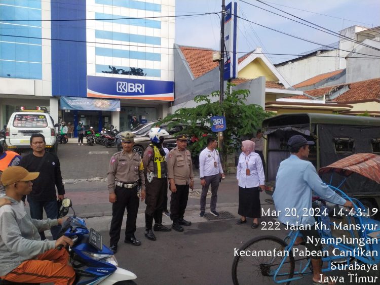 Polsek Semampir Gelar Apel dan Tertibkan PKL di Jalan KH. Mas Mansyur