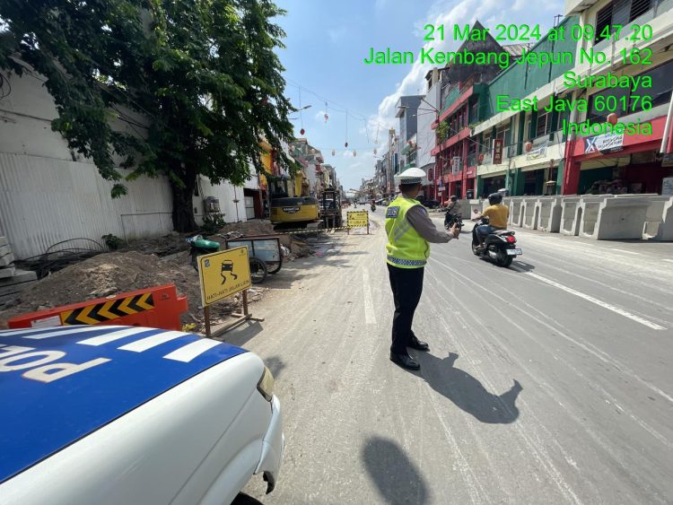 Polsek Pabean Cantikan Jaga Kelancaran Lalu Lintas di Kembang Jepun