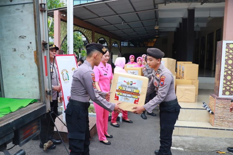 Polres Pelabuhan Tanjung Perak Kirim Bantuan Kemanusiaan Bagi Korban Banjir di Jawa Tengah