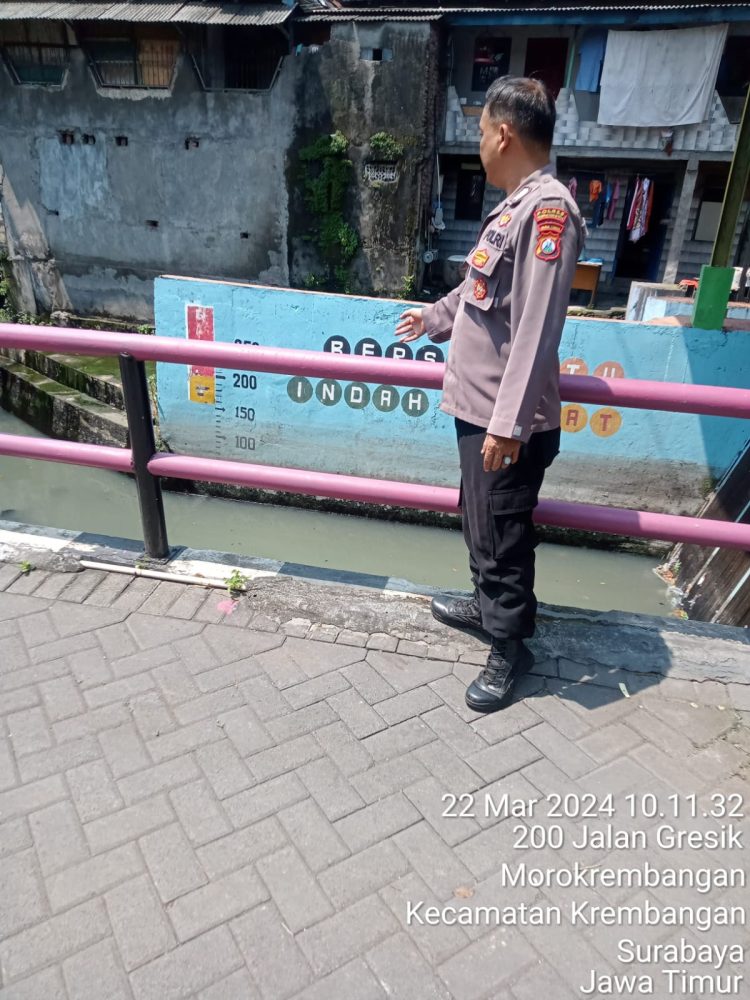 Polsek Krembangan Laksanakan Pengecekan Debit Air Sungai, Waspada Adanya Potensi Banjir