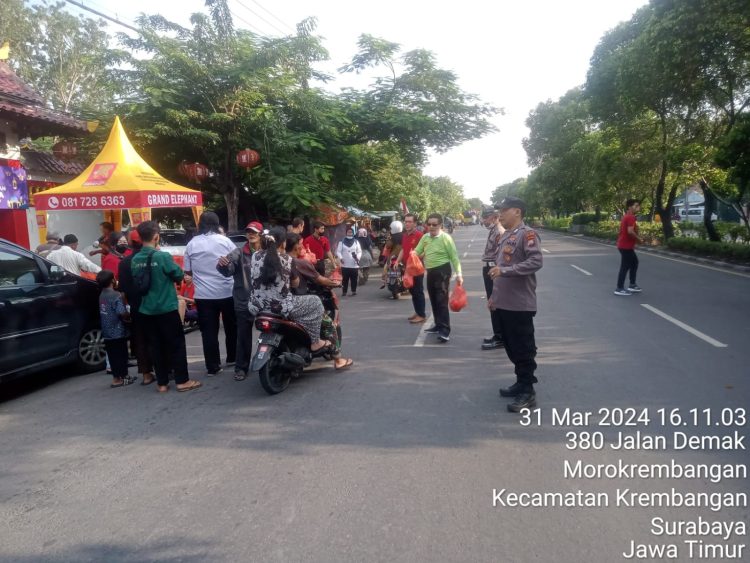 Pembagian Takjil oleh Panitia Klenteng Mbah Ratu di Jalan Demak, Dijaga Ketat oleh Pawas Krembangan dan Personil