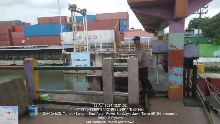 Polsek Asemrowo Cegah Adanya Potensi Banjir Melalui Pengecekan Debit Air di Rumah Pompa Balong II