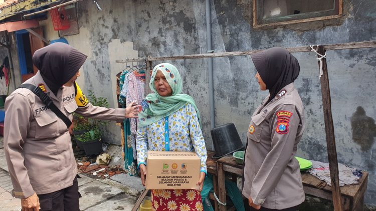Polwan Polres Tanjung Perak Door To Door Bagikan Bansos kepada Warga Kurang Mampu.