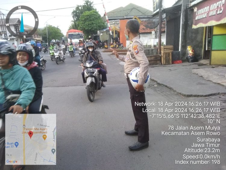 Polsek Asemrowo Laksanakan Pengaturan Lalu Lintas Sore di Pertigaan Rel Kereta Api Tambak Mayor