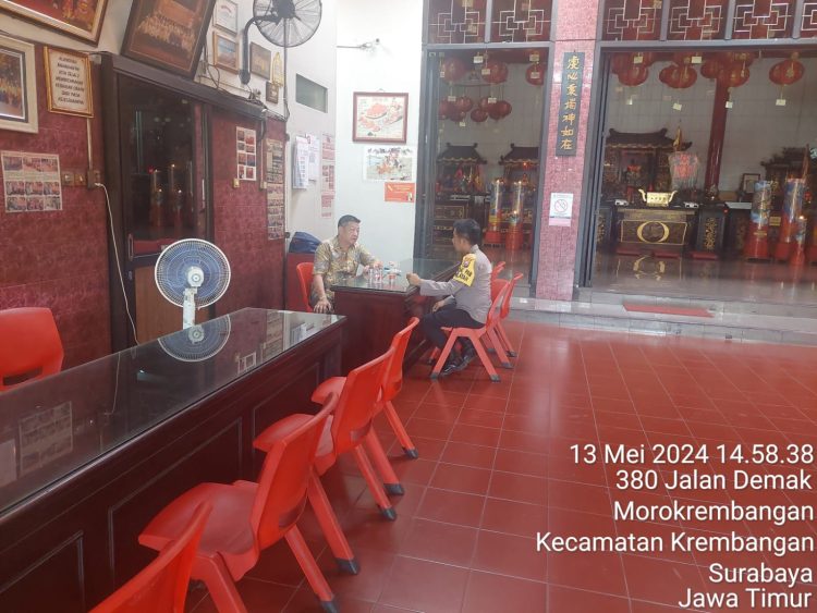Kapolsek Krembangan dan Bhabinkamtibmas Morokrembangan Jalin Silaturahmi dengan Ketua Klenteng Mbah Ratu