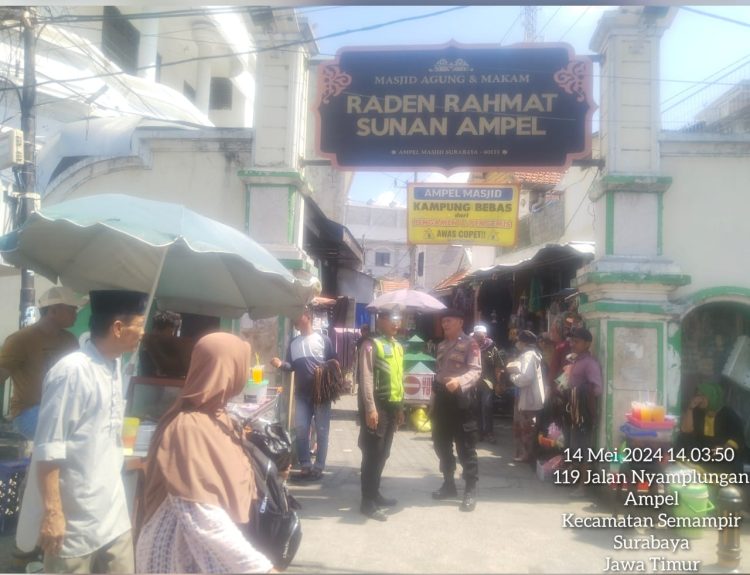Polsek Semampir Laksanakan Patroli Keamanan di Depan Pintu Masuk Religi Ampel, Cegah Adanya Tindak Kriminalitas