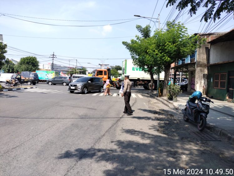 Polsek Krembangan Gelar Patroli Arus Lalu Lintas di Jalan Dupak, Cegah Kemacetan dan Kecelakaan