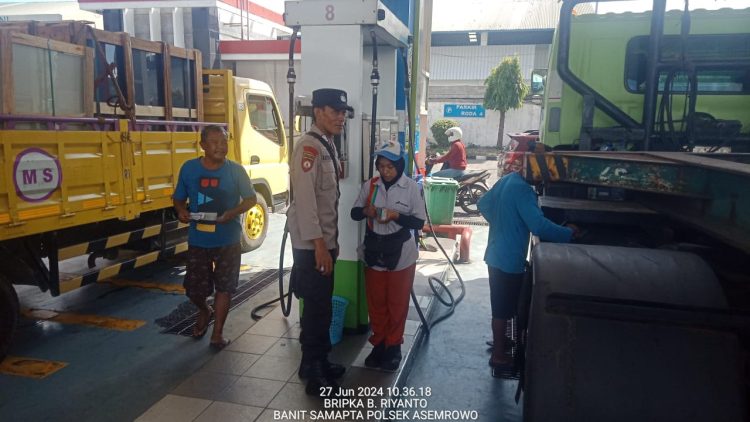 Polsek Asemrowo Lakukan Patroli Rutin di SPBU Margomulyo