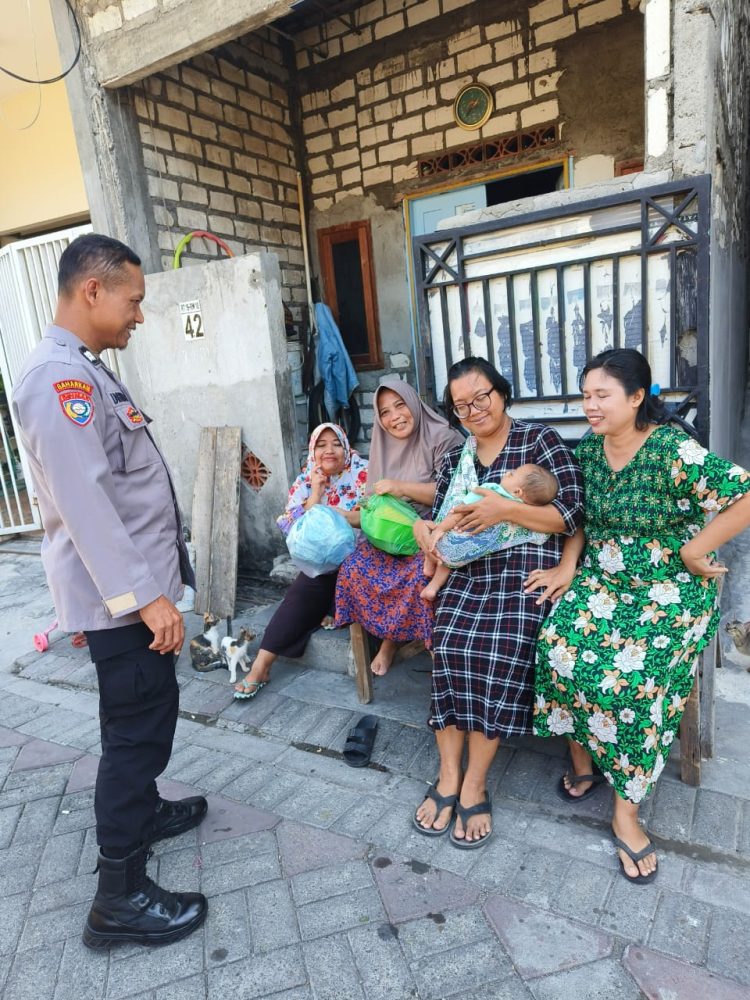 Bhabinkamtibmas Takal Kedinding Sambangi Warga di Jalan Kalilom Lor Timur