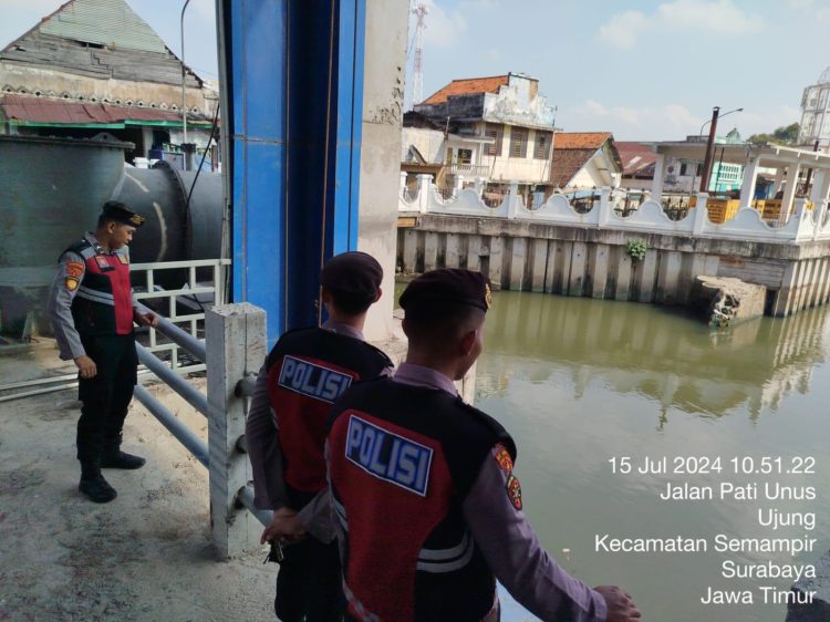 Unit Raimas Sat. Samapta Polres Pelabuhan Tanjung Perak Melakukan Patroli Pengecekan Debit Air di Rumah Pompa Kalimas
