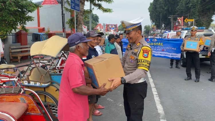 Sinergitas TNI Polri di Bojonegoro Beri Bantuan Air Bersih untuk Warga Ngasem