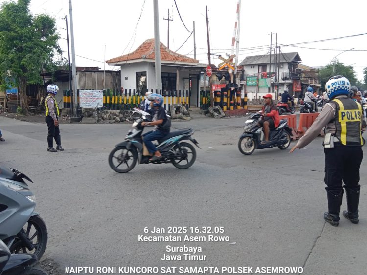 Personil Polsek Asemrowo Tingkatkan Keselamatan di Perlintasan Rel Kereta Api Tambak Mayor
