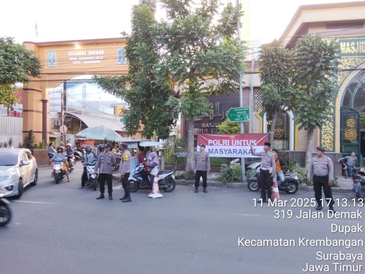 Personel Polsek Krembangan Amankan Kegiatan Ngabuburit di Jalan Demak, Situasi Kondusif