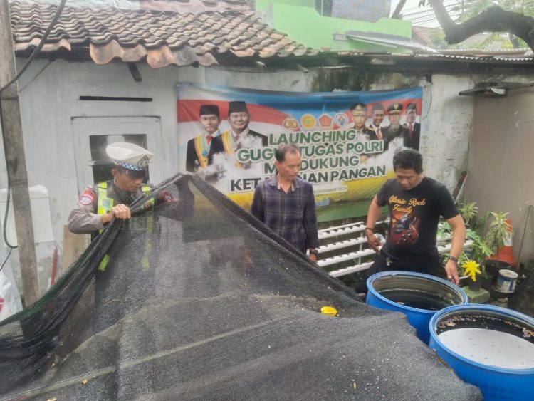 Pemantauan Program Budidaya Lele di Kampung Tangguh, Polsek Semampir Laksanakan Patroli Harkamtibmas