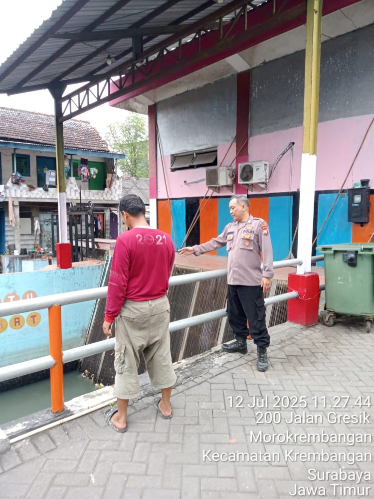 Patroli dan Pengecekan Debit Air di Jalan Tanjung Sadari oleh Personel Polsek Krembangan