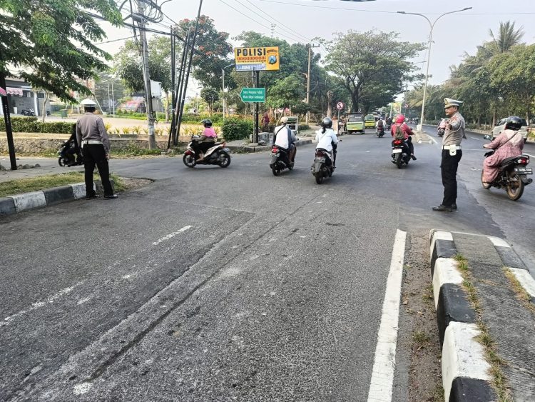 Personel Polsek Kenjeran Laksanakan Protap Pagi di Pertigaan Jalan Nambangan – Kedung Cowek