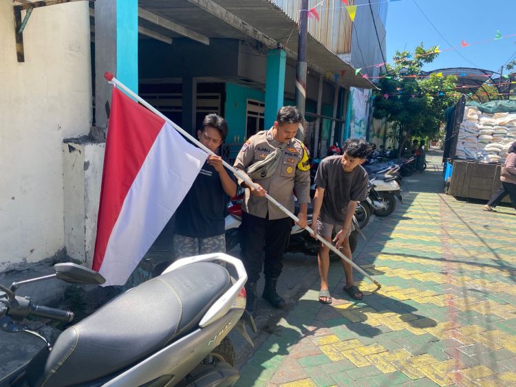 Bhabinkamtibmas Wonokusumo Ajak Warga Kibarkan Bendera Merah Putih Jelang HUT RI