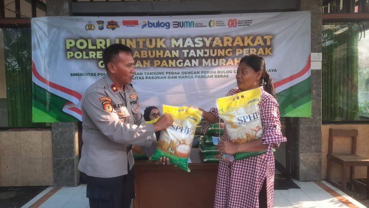 Bhabinkamtibmas Morokrembangan Kawal Kegiatan Pasar Murah Beras
