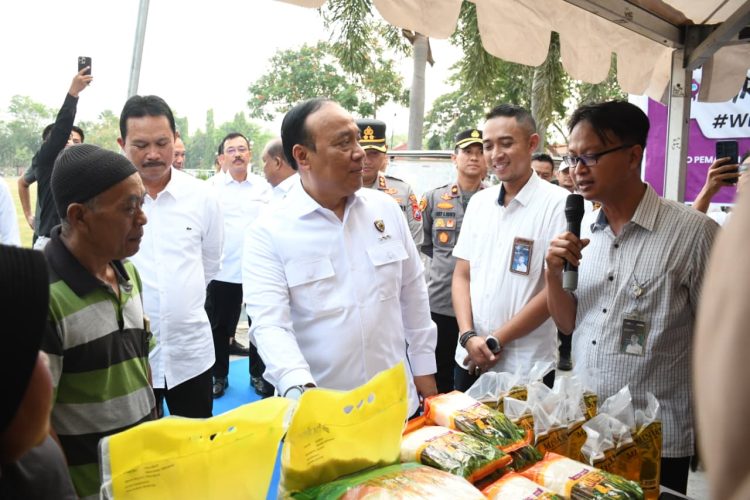 Polri Distribusikan 6 Ton Beras Menggelar Gerakan Pasar Murah di Madiun, Sinergi dengan Bulog Tekan Inflasi