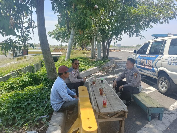 Polsek Kenjeran Gelar Patroli Pantau 3C di Jalur Lingkar Luar Timur (JLLT), Sampaikan Pesan Kamtibmas kepada Masyarakat