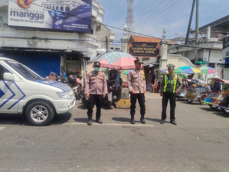 Patroli Harkamtibmas Polsek Semampir di Pintu Masuk Ampel untuk Antisipasi Kerawanan Peziarah