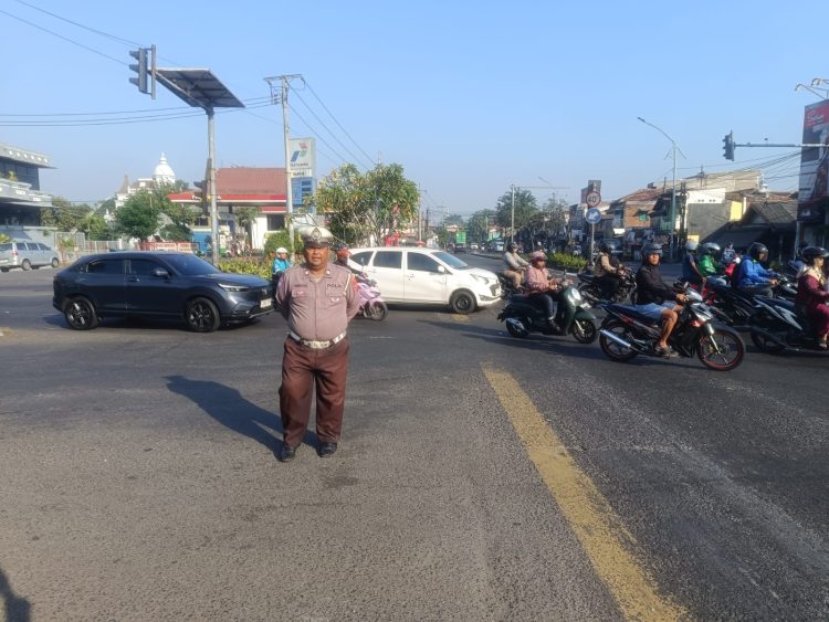 Protap Pagi Polsek Krembangan di TL Mbah Ratu untuk Kelancaran Arus Lalu Lintas